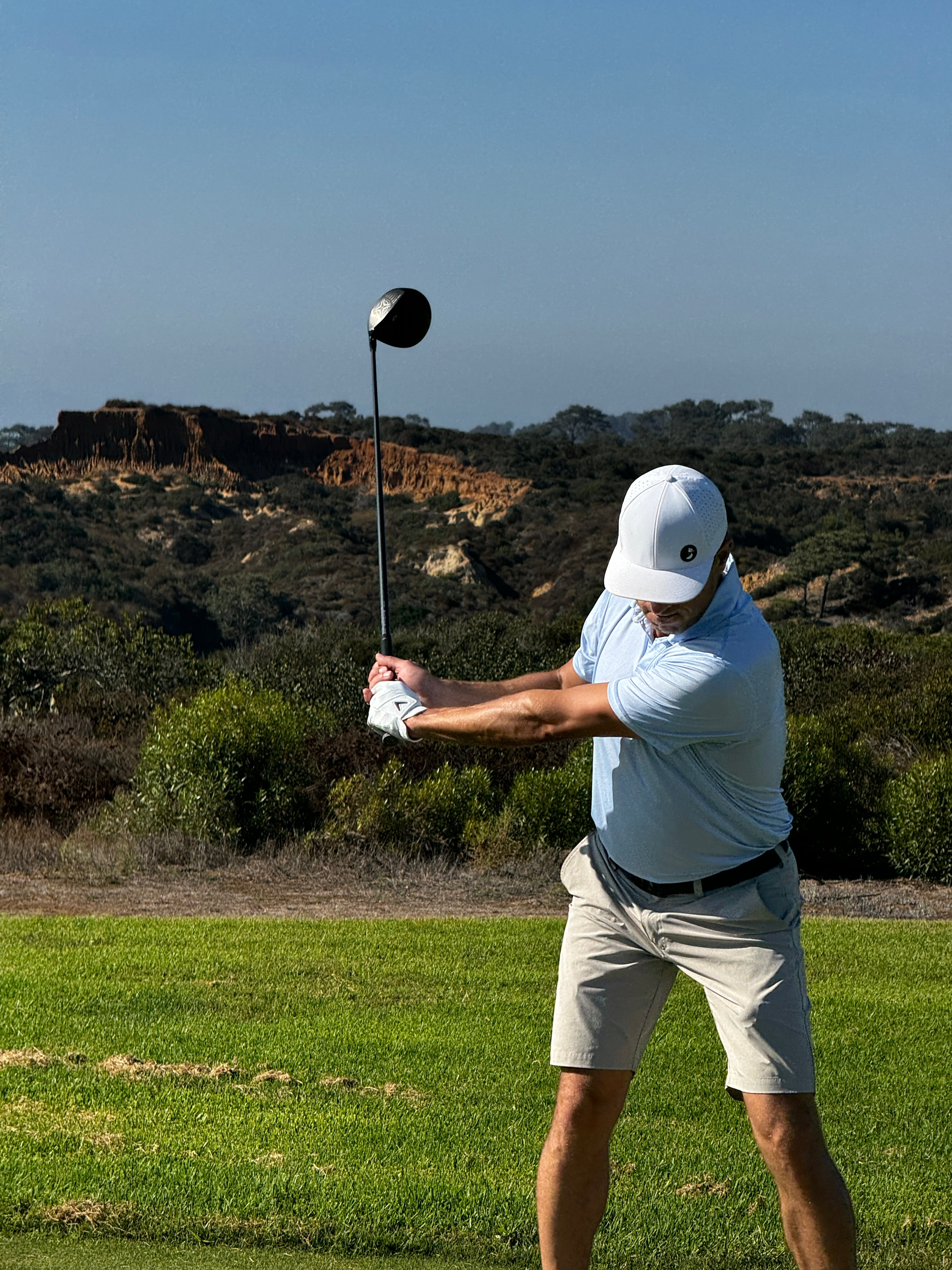 Golfer wearing an Eager Eagle Golf hat